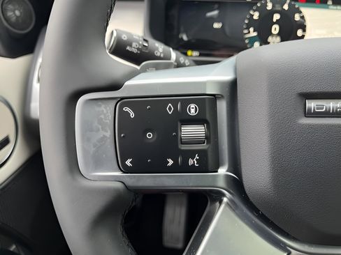 Certified 2025 Land Rover Discovery Dynamic SE image 21