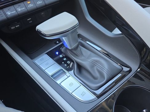 Used 2025 Hyundai Elantra Limited image 21