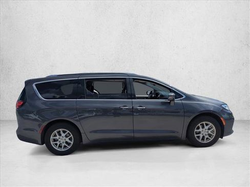 Used 2021 Chrysler Pacifica Touring-L image 4