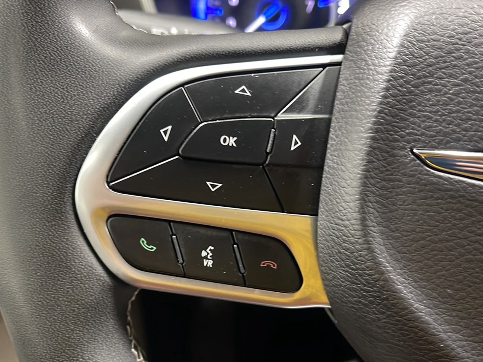 Used 2024 Chrysler Pacifica Touring-L FWD image 6