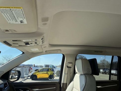 Used 2021 GMC Yukon XL Denali w/ Denali Premium Package image 31