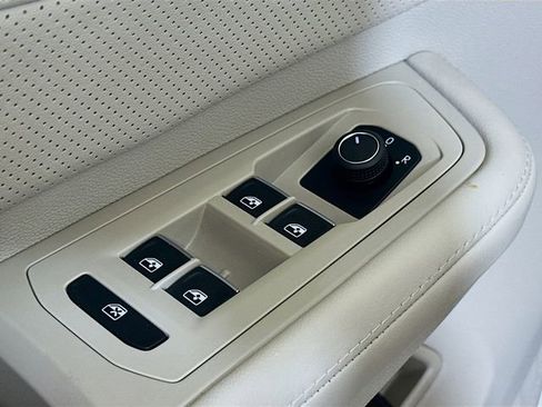 Used 2024 Volkswagen Atlas SE AWD/4WD image 7