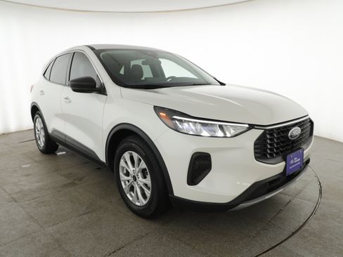 Used 2023 Ford Escape Active w/ Tech Pack #1 FWD image 3