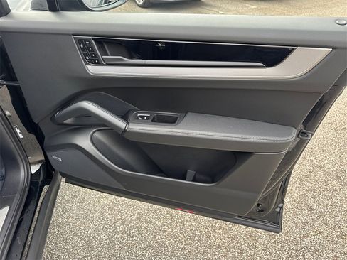 Used 2025 Porsche Cayenne Coupe image 14