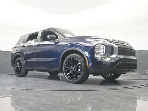 Used 2023 Mitsubishi Outlander SE image 70