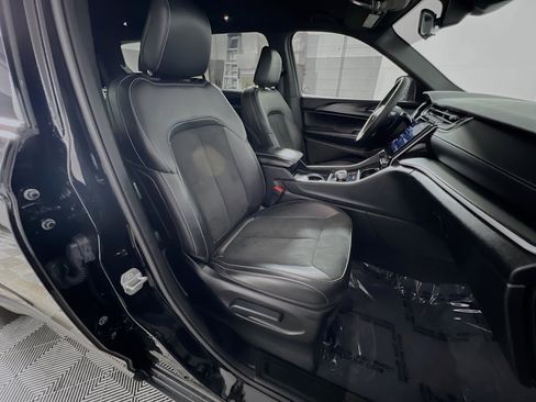 Used 2025 Jeep Grand Cherokee L Laredo image 31