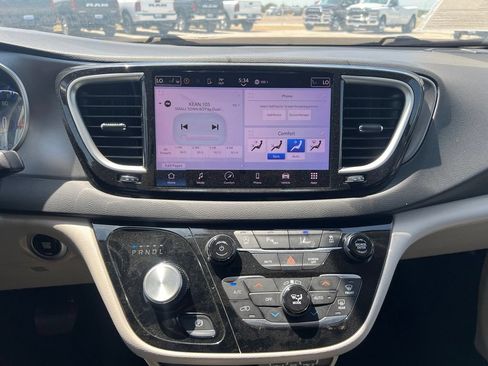Used 2023 Chrysler Pacifica Touring-L FWD image 12