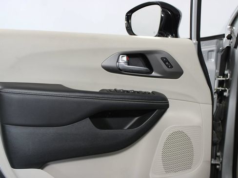 Used 2024 Chrysler Pacifica Touring-L FWD image 6