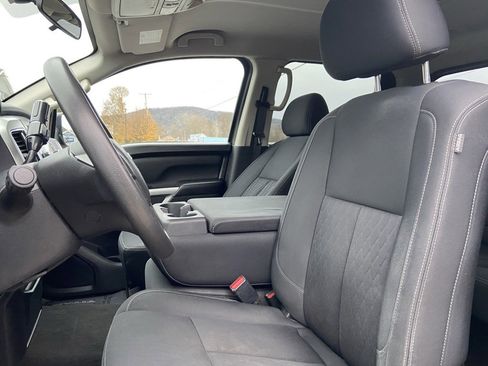 Used 2018 Nissan Titan SV image 9
