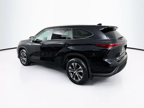 Used 2023 Toyota Highlander XLE AWD/4WD image 5