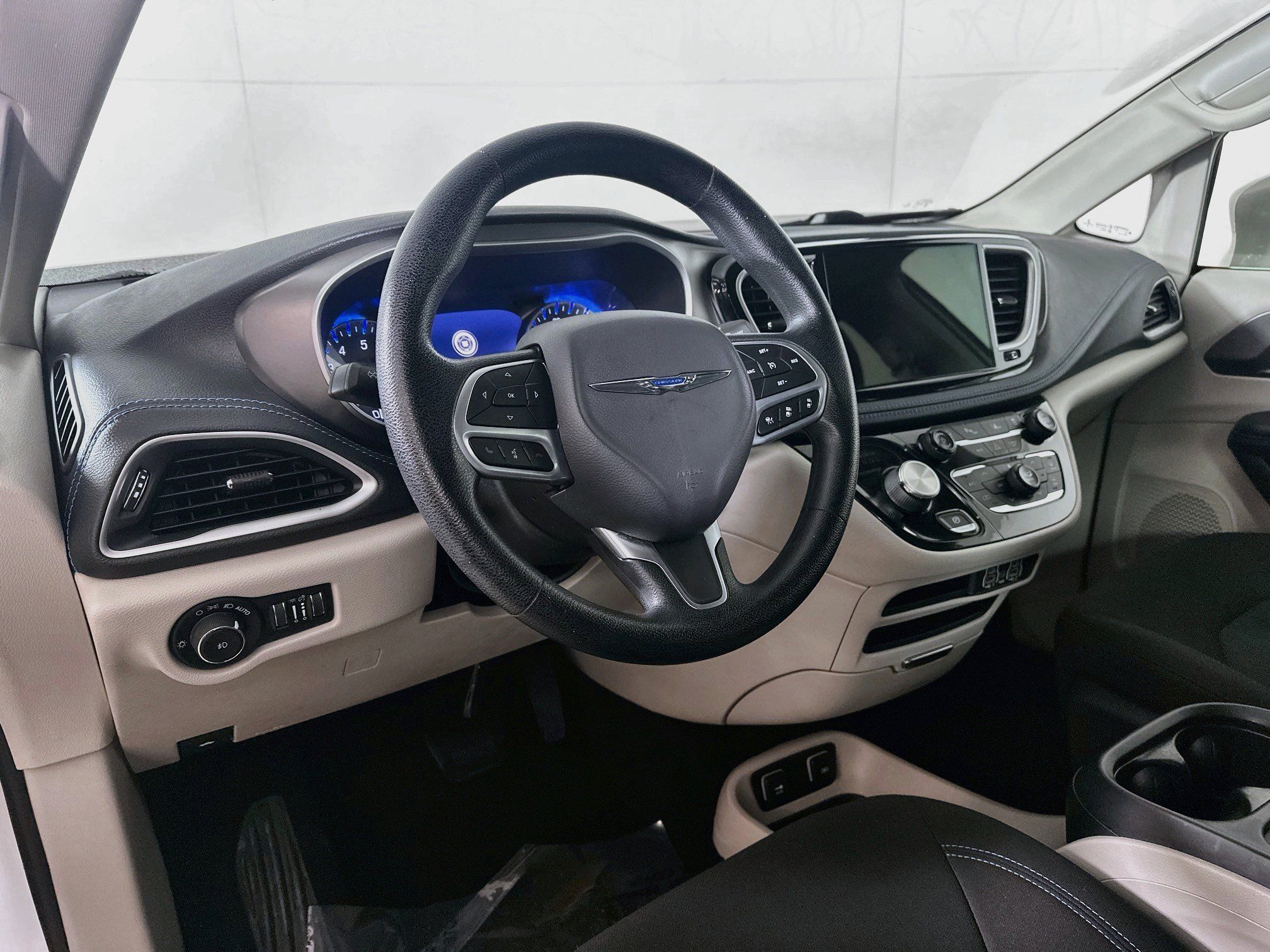 Used 2021 Chrysler Pacifica Touring FWD image 9
