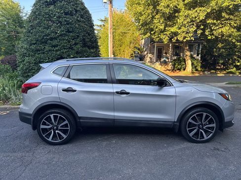 Used 2017 Nissan Rogue Sport SL w/ SL Premium Package AWD/4WD image 4