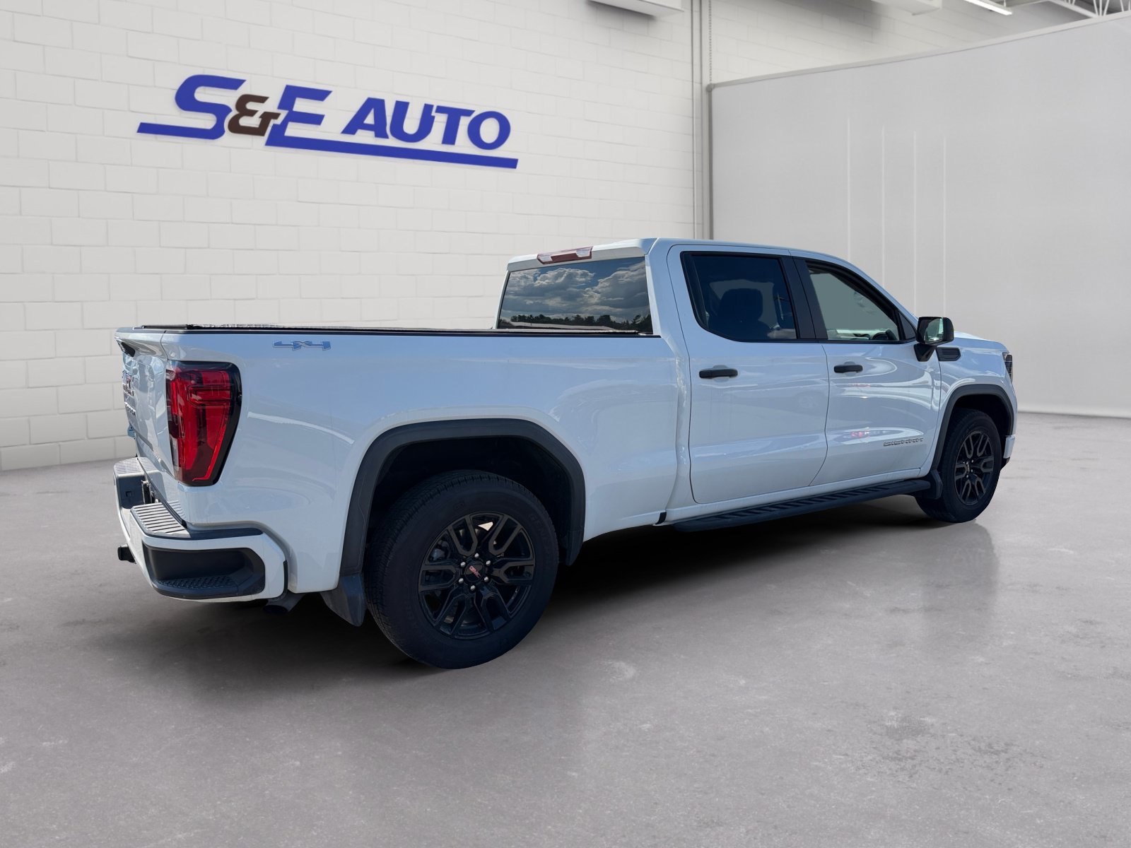 Used 2024 GMC Sierra 1500 Pro w/ Graphite Edition AWD/4WD image 4