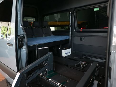 Used 2025 Mercedes-Benz Sprinter 2500 image 35