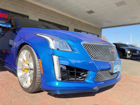 Used 2018 Cadillac CTS V w/ Luxury Package RWD image 33
