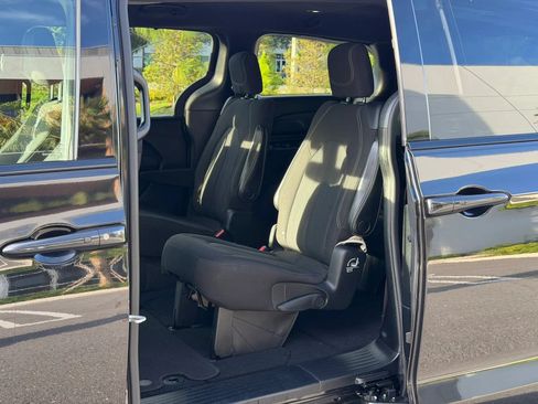Used 2020 Chrysler Pacifica Touring w/ S Appearance Package FWD image 35