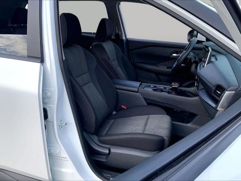 Used 2024 Nissan Rogue SV FWD image 9