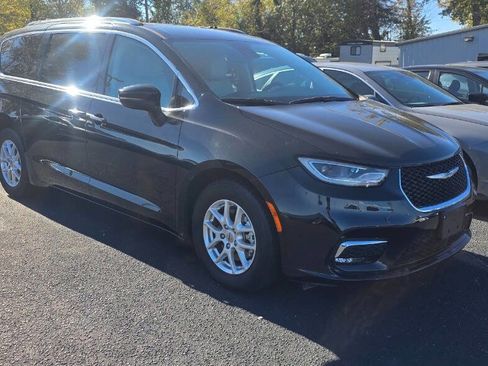 Used 2021 Chrysler Pacifica Touring-L image 4