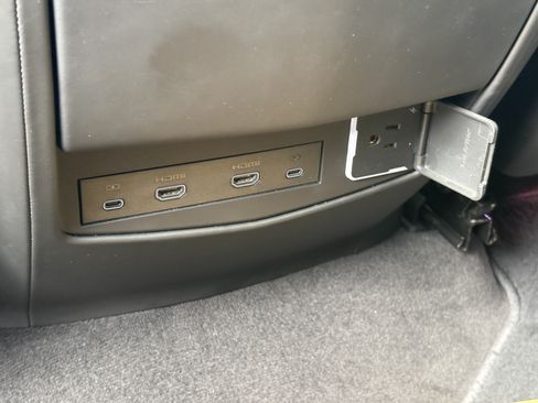 Certified 2025 Cadillac Escalade ESV V AWD/4WD image 17