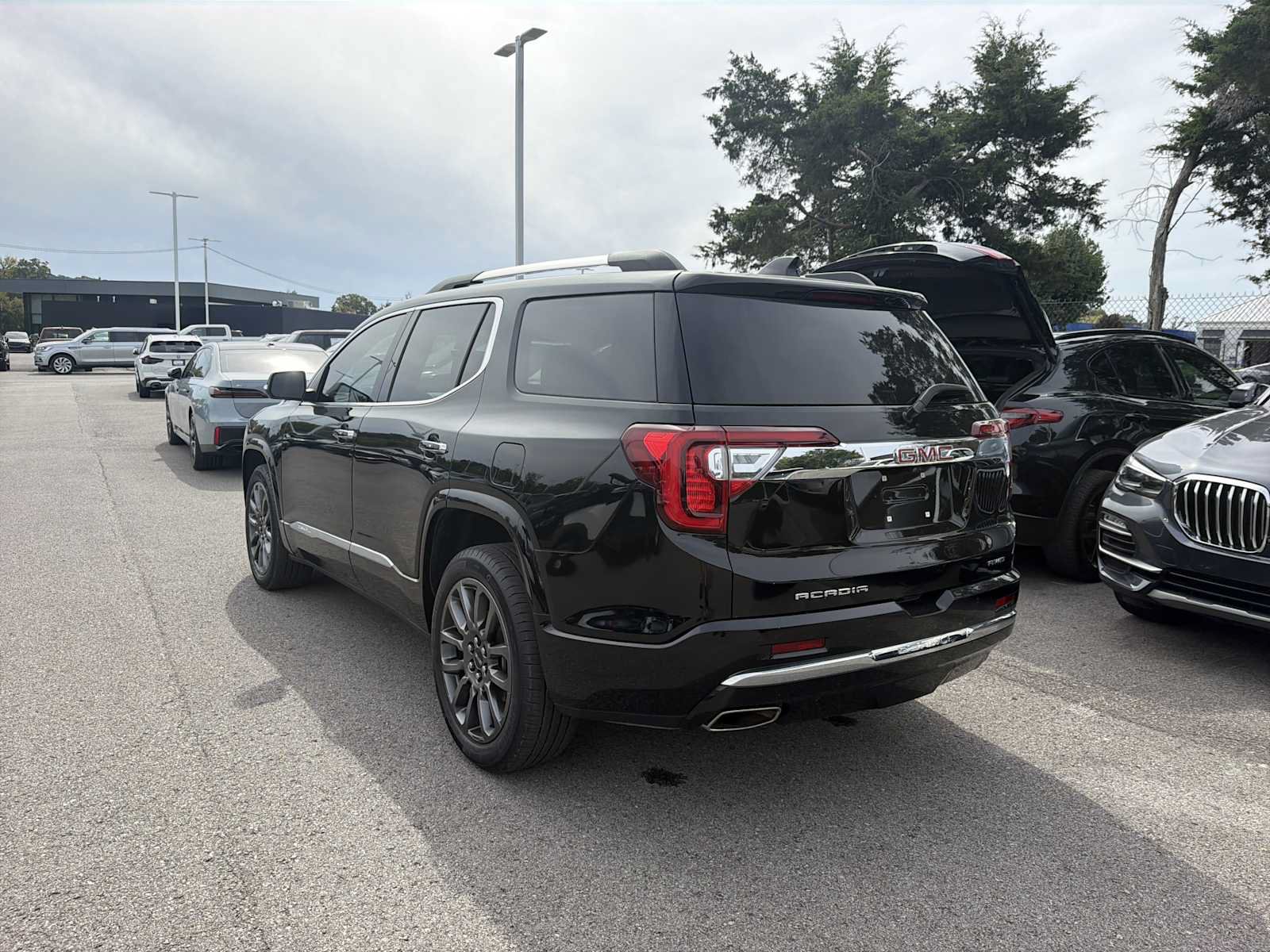 Used 2023 GMC Acadia Denali w/ Black Diamond Edition AWD/4WD image 5