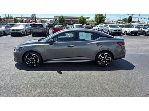 Used 2025 Nissan Sentra SR FWD image 3