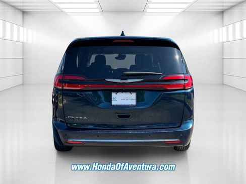 Used 2023 Chrysler Pacifica Touring-L FWD image 5