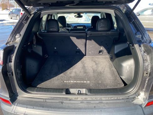 Used 2019 Jeep Cherokee Limited image 22