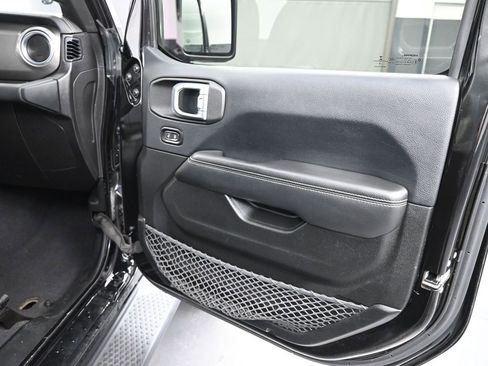 Used 2018 Jeep Wrangler Unlimited Sahara image 19