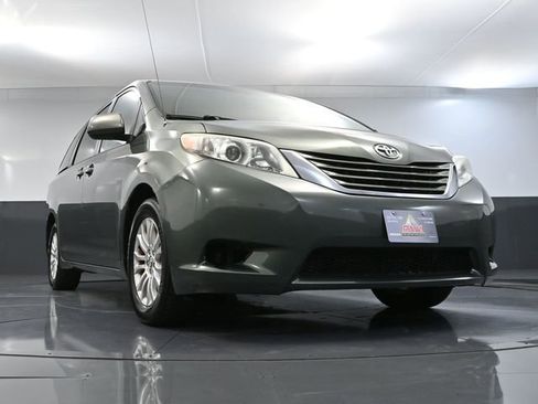 Used 2014 Toyota Sienna XLE image 51