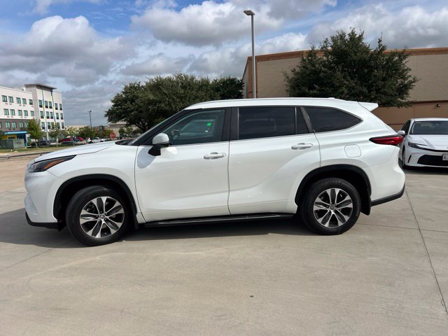 Used 2023 Toyota Highlander XLE AWD/4WD image 7