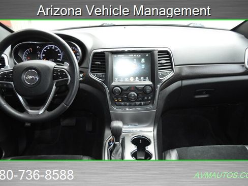 Used 2017 Jeep Grand Cherokee Altitude RWD image 3