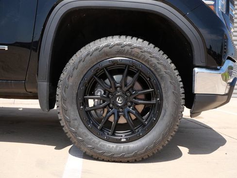 Used 2025 GMC Sierra 1500 SLT AWD/4WD image 8
