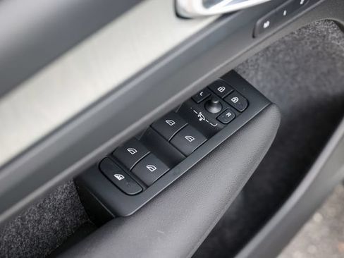 Certified 2026 Volvo XC40 B5 Plus AWD/4WD image 7