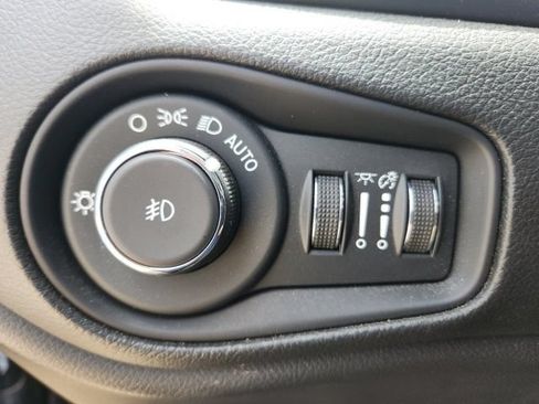 Used 2023 Jeep Renegade Altitude w/ Sun/Sound Group AWD/4WD image 28
