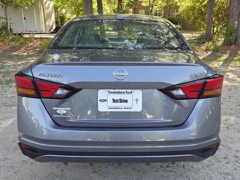 Used 2024 Nissan Altima 2.5 SV FWD image 12