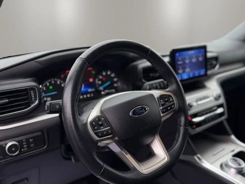 Used 2021 Ford Explorer XLT w/ Equipment Group 202A AWD/4WD image 11