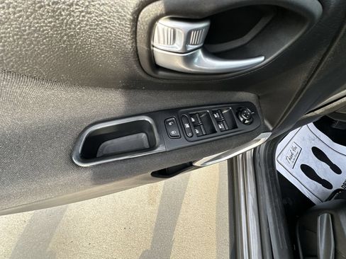Used 2019 Jeep Renegade Latitude w/ Cold Weather Group AWD/4WD image 23