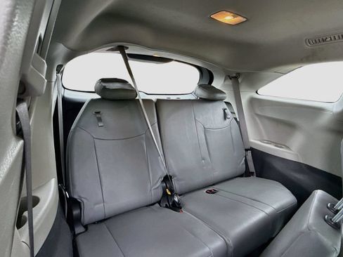 Used 2024 Toyota Sienna XLE FWD image 31