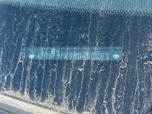 Used 2017 Toyota Camry SE image 3