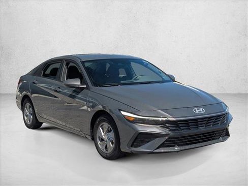 Used 2024 Hyundai Elantra SE FWD image 3