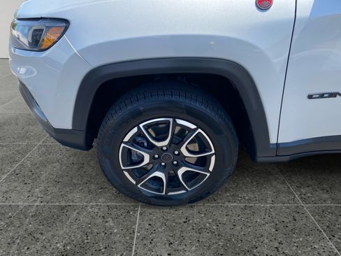 Used 2025 Jeep Compass Trailhawk AWD/4WD image 14