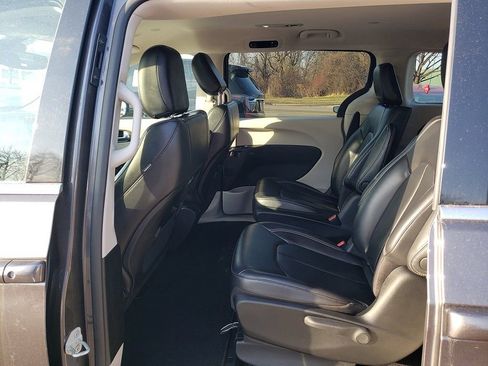 Used 2023 Chrysler Pacifica Touring-L image 11