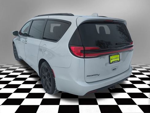 Used 2022 Chrysler Pacifica Touring-L w/ S Appearance Package image 5