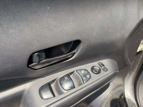 Used 2020 Nissan Kicks S image 11