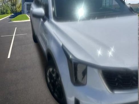 Used 2025 Kia Sorento S AWD/4WD image 8