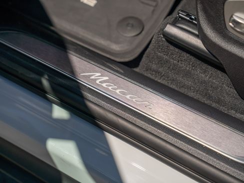 Certified 2026 Porsche Macan AWD/4WD image 12