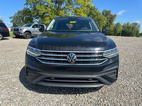 Used 2023 Volkswagen Tiguan SE AWD/4WD image 2