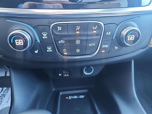 Used 2023 Chevrolet Traverse LT w/ LT Premium Package image 16