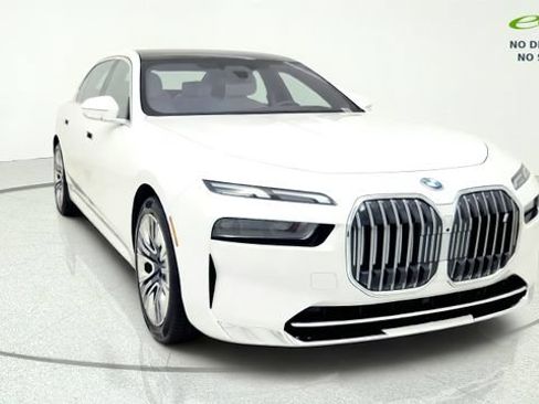 Used 2023 BMW i7 xDrive60 AWD/4WD image 2