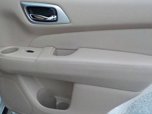 Used 2016 Nissan Pathfinder Platinum w/ Family Entertainment Package image 29